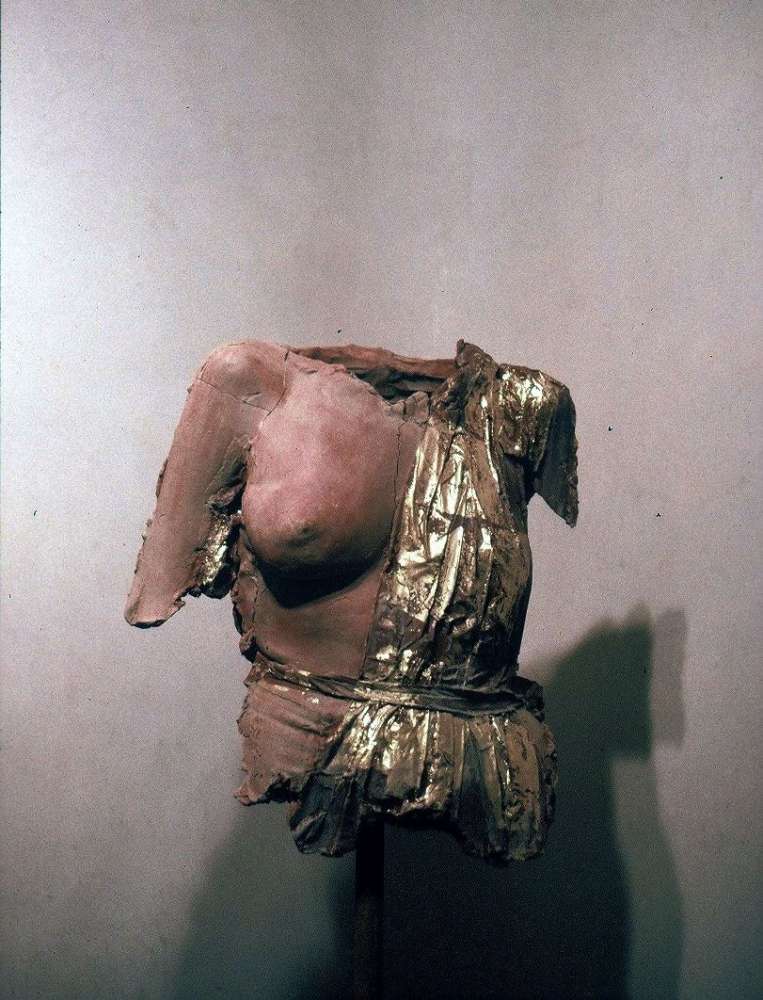Amazzone - Terracotta dipinta e foglia d'oro - cm 60x40x28