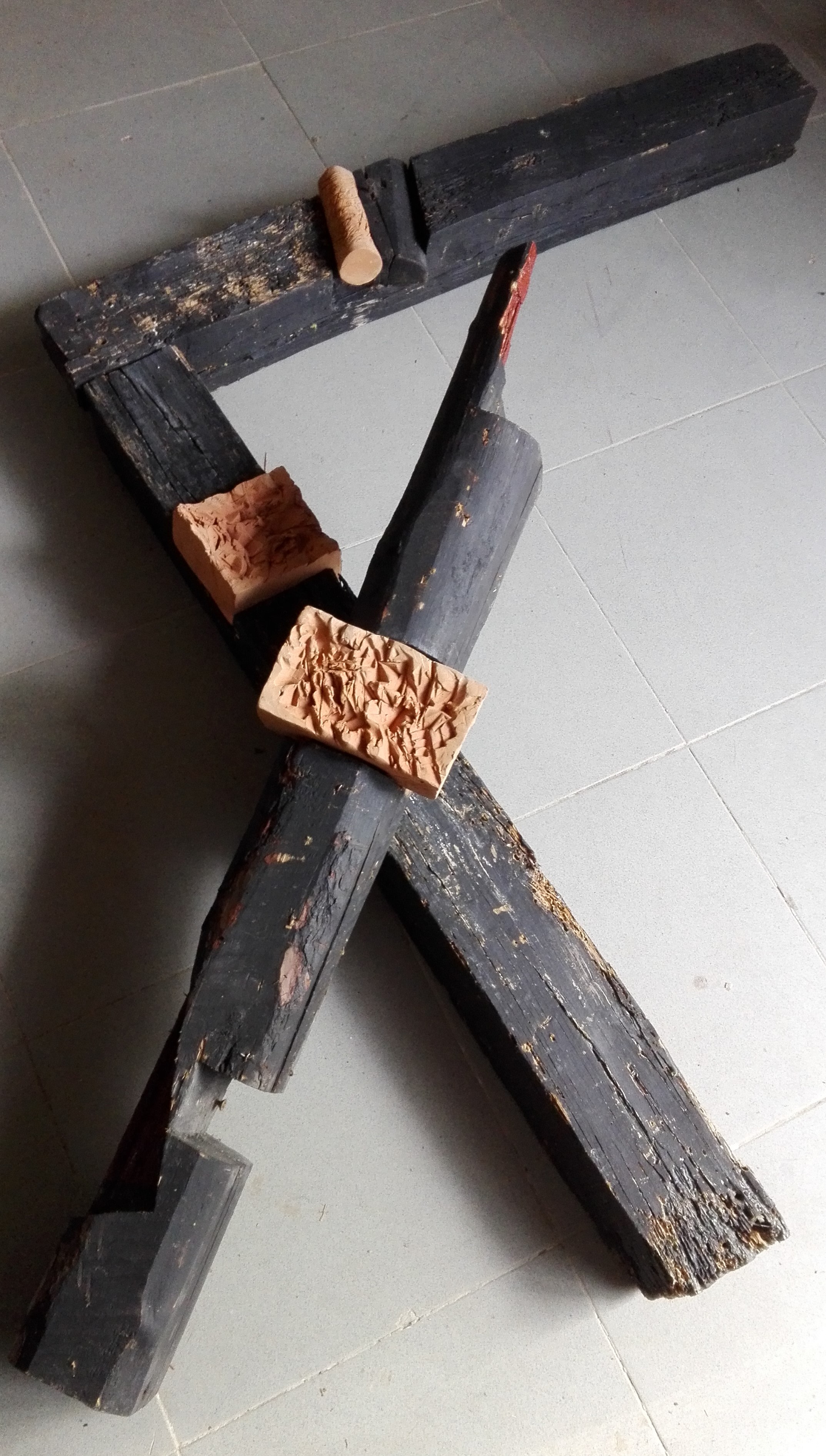 Fuoco, terracotta e legno, cm.110x90