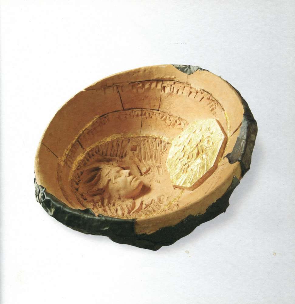 Oro, riti preliminari - Terracotta, foglia d'oro e piombo - cm 65x30x84 Oro, riti preliminari - Terracotta, foglia d'oro e piombo - cm 65x30x84