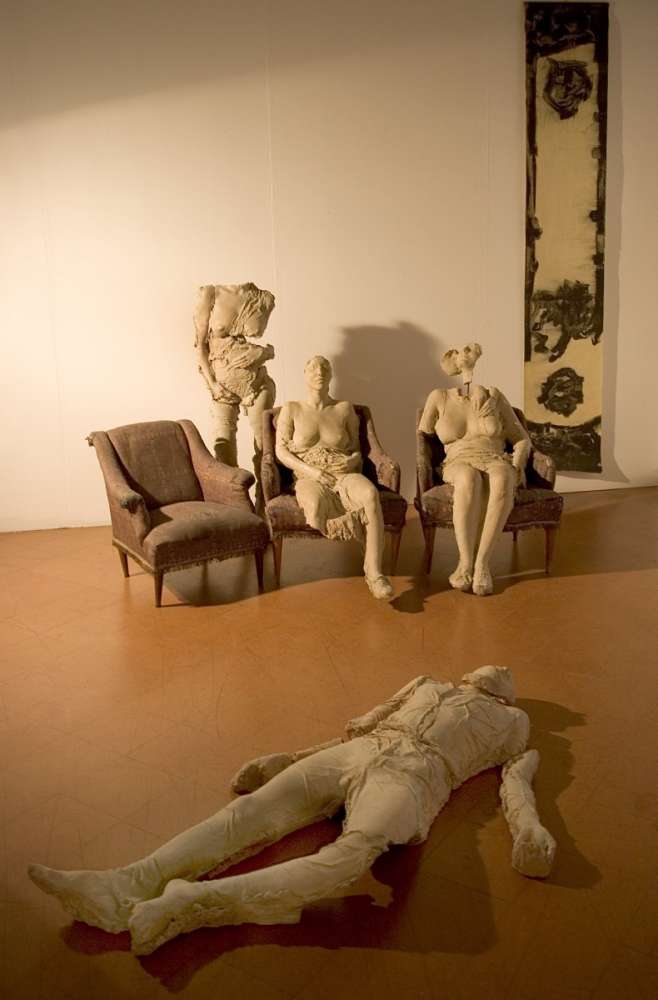 Il teatro del quotidiano - Terracotta - cm 134x220x110 Il teatro del quotidiano - Terracotta - cm 134x220x110